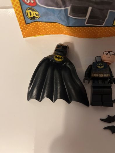 Lego DC Batman minifigure with cape