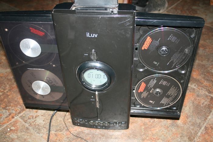 iLuv 4 disk CD player (in working order)