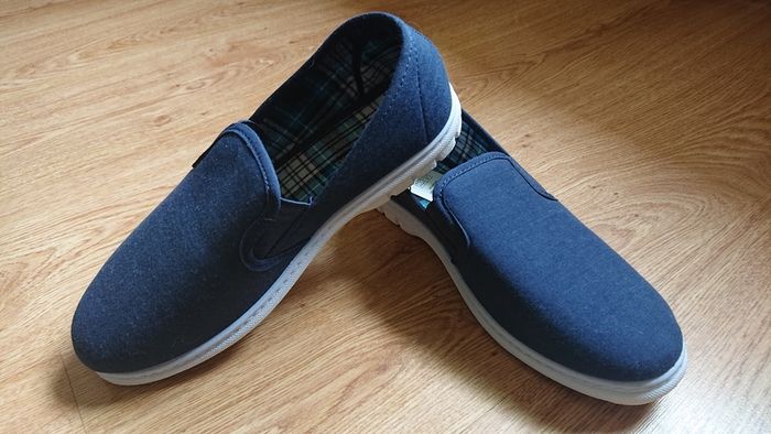 SALE E5  Elastic Canvas Trainers. UK 7
