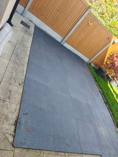 Black Interlocking Foam Floor Tiles x 50 at EUR2 per tile