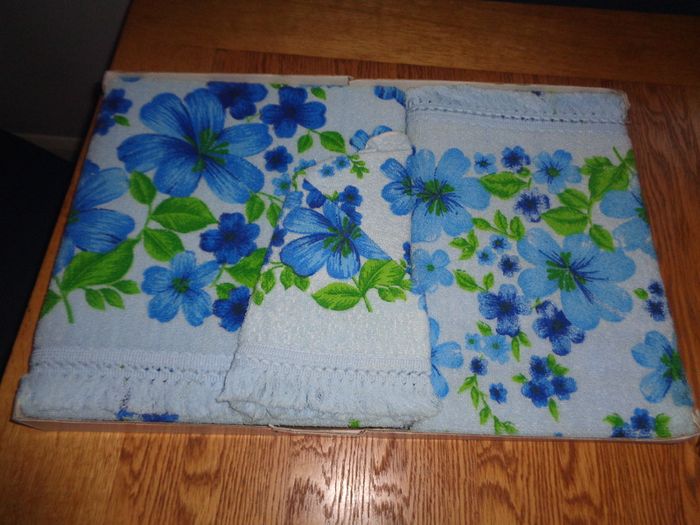 Vintage Spanish Towel Set for Sale