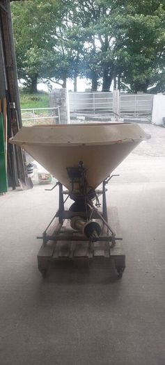 Vicon fertiliser spreader