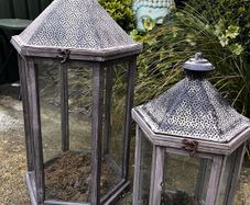 lanterns x 4 180 or 2 for 90