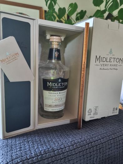 The bottle and packaging of the exclusive Irish whiskey Midleton Very Rare Vintage Release 2023.