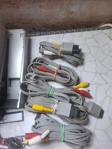 5 Nintendo Wii  Video Game Consoles Black  White Bundle  Tested  Working Cables