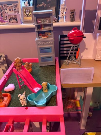 Barbie dream house like new + extras
