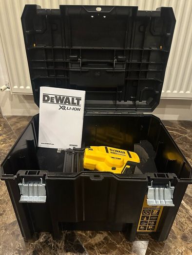 DeWalt DCN680 18 V XR Nailer gun plus nails as new