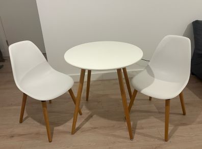 Round Table and 2 chairs