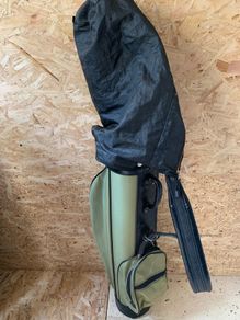 Kids green golf bag w strap and raincover
