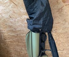 Kids green golf bag w strap and raincover