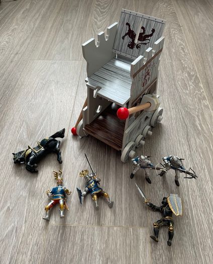 Boys Toys - Medieval Assault Tower with lots of figurines - Boys Toys - Christmas Gifts -