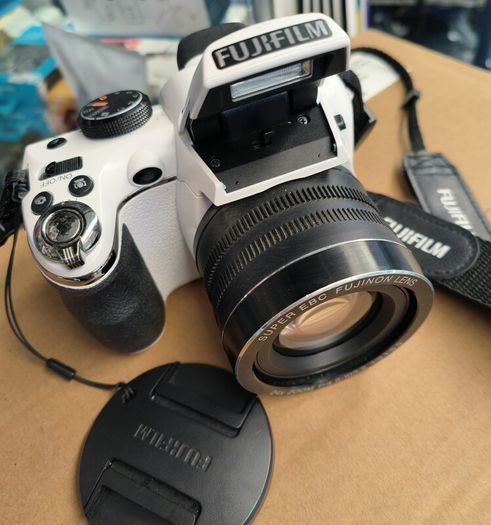 Digital Camera - Fujifilm Finepix S4200 - Hdmi - 14.mp - 24x Optical, White