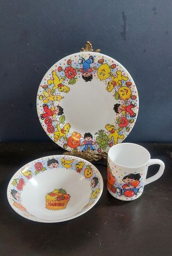 Vintage Rare Collectable Arcopal France Childrens Milk Glass Dining Set with Haribo Sweets Motifs, Consisting of A Mug, Cereal Bowl and 20cm Plate, circa 1970