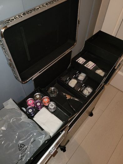 Beauty case on wheels Like New