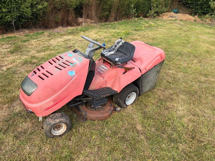 Ride On Lawn Mower  Briggs & Stratton I/C 12HP Engine for Spares or Repair
