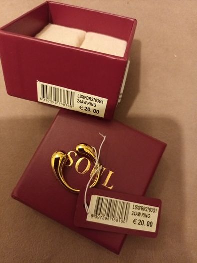 ladies  gold tone ring @Carraig Donn