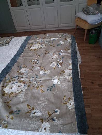 Curtins 2 pairs+one single curtin + 2 single bed runners to match