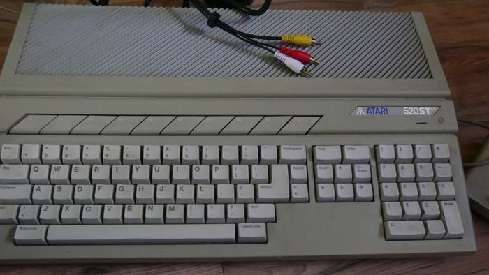Atari 520st Video Game Keyboard Computer W Mouse  Desktop Vintage (works Well)