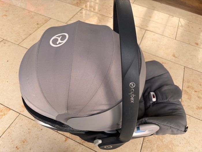 Cybex Cloud Z i-Size Infant Car Seat + ISOFIX Base Z