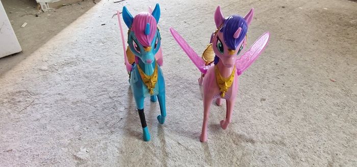 Shimmer & Shine Interactive Magical Flying Zahracorns Bundle (Pair)
