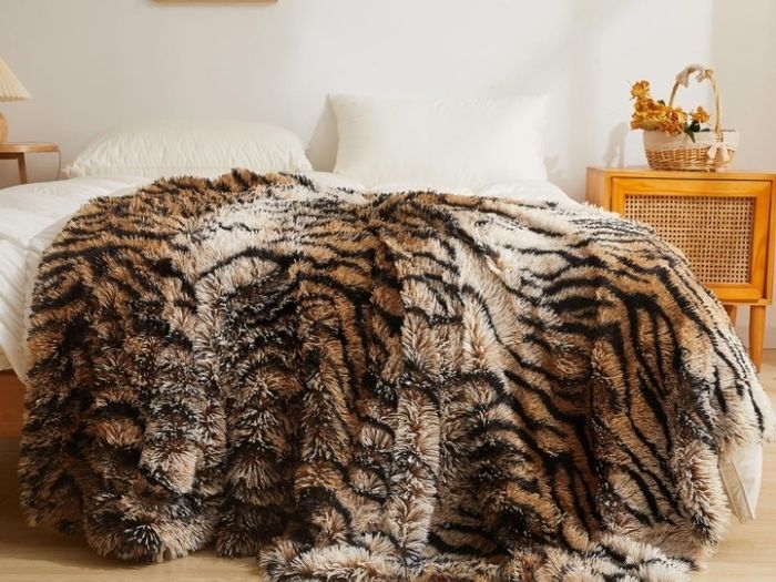 Luxury Decorative Faux Fur Blanket, Tiger Print Brown, Twin/Double  150x200cm, Soft Big Fluffy Bed Blanket, Shaggy Plush Farmhouse Couch Throw, Furry Fuzzy Blanket for Bedroom Living Room