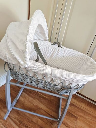 Dimple Grey Wicker Moses Basket White / With Deluxe Rocking Stand