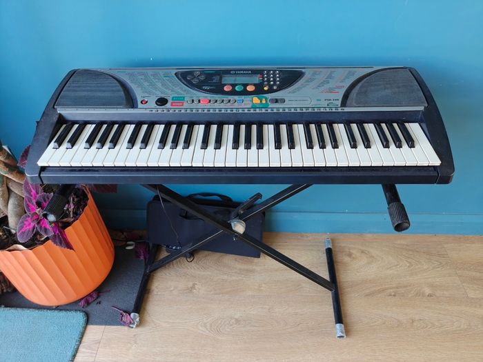 Yamaha keyboard PSR -240