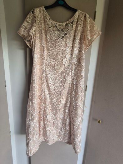 Gina Bacconi Peach Mylene Embroidered Floral A-Line Midi Dress  Size: 14 postage included