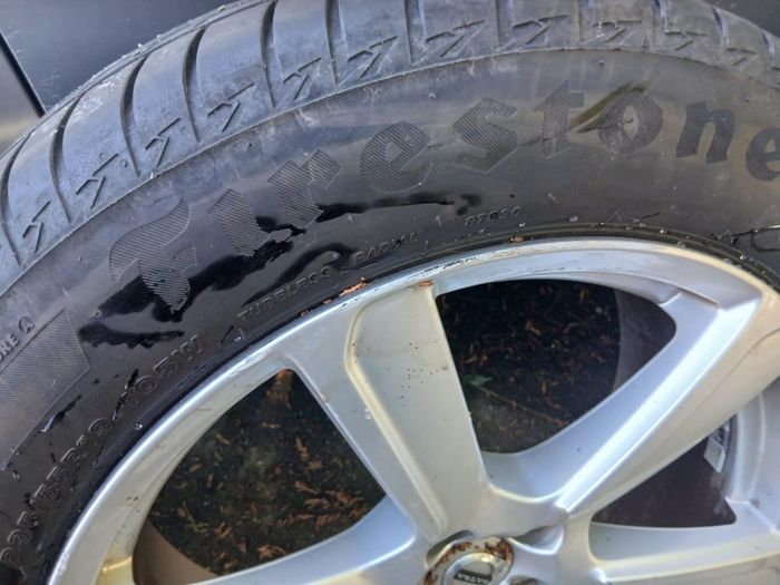 Volvo Alloys with very good tyres 235 55 "19"