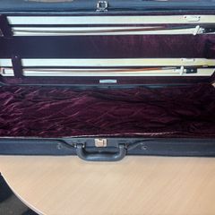 Violin case + bows and accessories