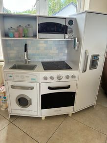 Kidkraft play kitchen (collection only)