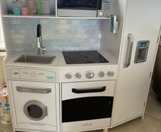 Kidkraft play kitchen (collection only)