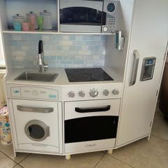 Kidkraft play kitchen (collection only)