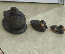 3 DUCKS Duck Ornament, VintagVintage smaller oneHand Painted Soapstone Decoy Duck Figurine Rustic Cabin Decor 18.00 euro.