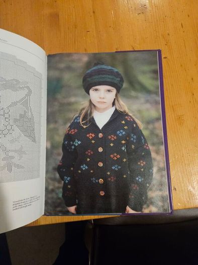 The Celtic Collection By Alice Stormore.  25 Original Knitwear Designs.  Photographs By Mike Budd. Large Volume Hardback In Good Condition.  See Photos For Same.