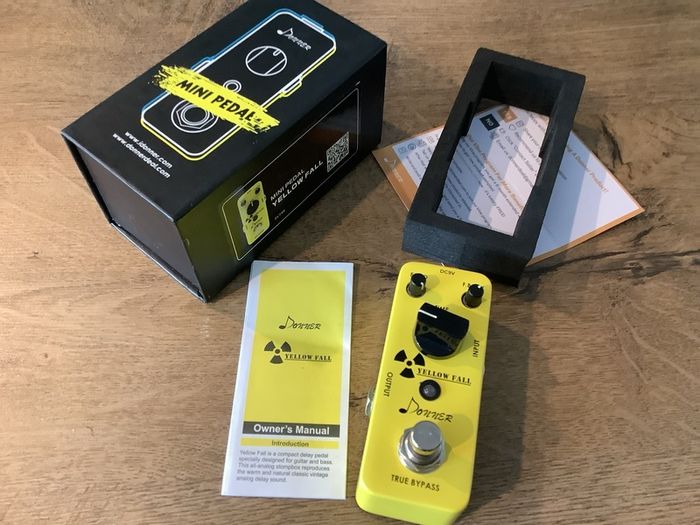 DONNER Yellow Fall Vintage-inspired Analogue Delay pedal box
