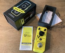 DONNER Yellow Fall Vintage-inspired Analogue Delay pedal box
