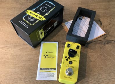 DONNER Yellow Fall Vintage-inspired Analogue Delay pedal box