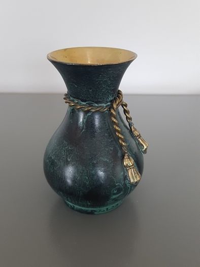 Vintage Green Vase With Rope Design