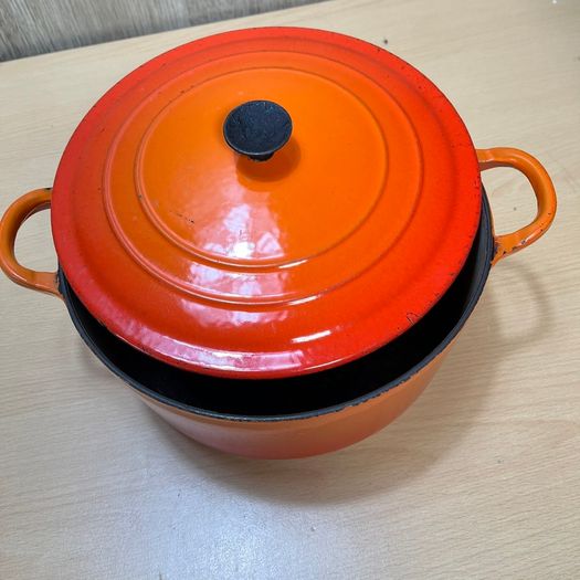 Le Creuset Cast Round Iron Casserole Dutch Pot & Lid 22cm Size D Volcanic Orange