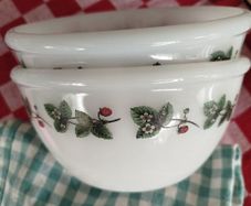 2 x Vintage Pyrex Bowls