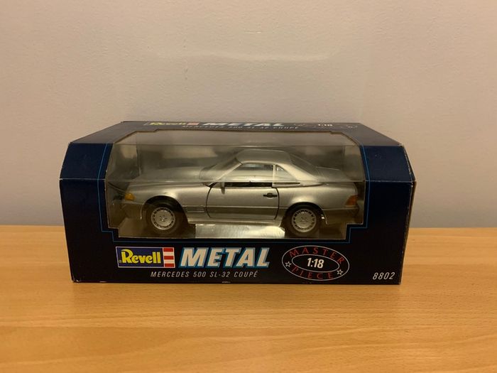 Mercedes 500 SL 32 Coupe 1/18 Revell Metal Model Car
