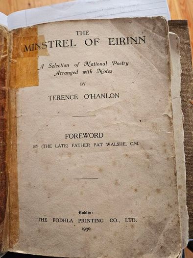 The Minstrel Of Eirinn. Rare Selection Of National Poetry Arranged With Notes By Terence O'hanlon. Forward By Father Pat Walsh. 1930 Large Volume Paperback In Poor Condition.  See Photos For Same.