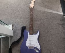 squier sonic strat LRL ultra violet