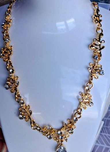 Elegant Gold Delicate Floral & Leaf Filigree Necklace