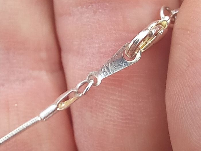 Vintage jewelry is sold individually for 5 to 10 euros.