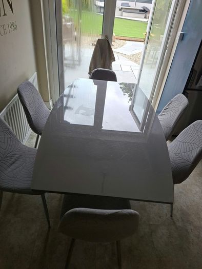 Dining Table & 6 Chairs