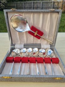 Boxed Art Deco silver-plated dessert spoons