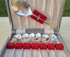 Boxed Art Deco silver-plated dessert spoons