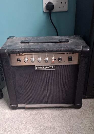 Bass amp (faulty)